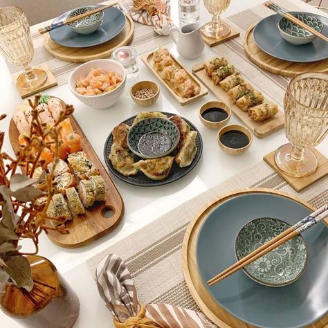 Sushi Dinner Party Table Settings, Korean Dinner Table, Baby Food Timeline, Sushi Dinner Party, Korean Dinner, Korean Thanksgiving, Dinner Party Table Settings, Diner Party, Japanese Dinner