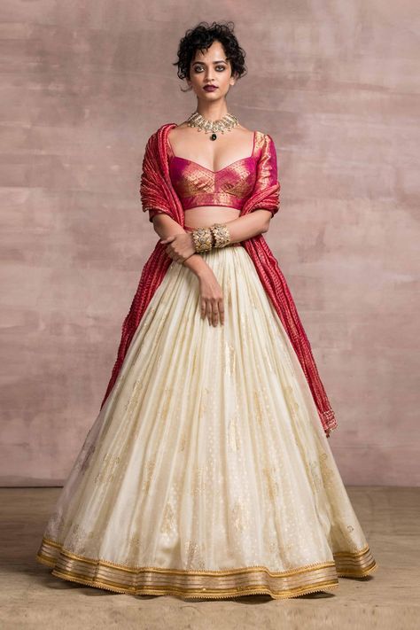 Haute Couture, Couture, Grand Lehenga, Handloom Lehenga, Simple Lehenga, White Lehenga, Indian Designs, Indian Outfits Lehenga, Lehenga Designs Simple