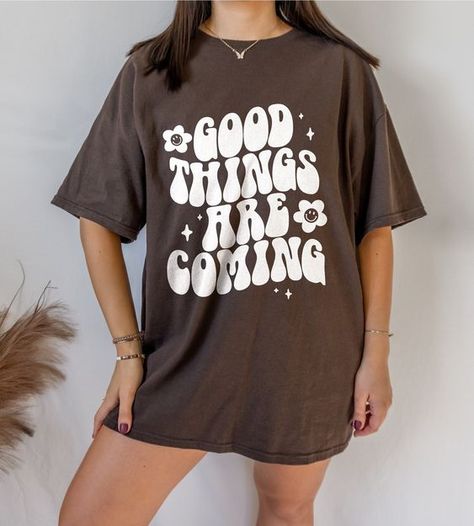 Good Things Are Coming - Positive Shirt Aesthetic Clothes Trendy Shirt Smil Flower Shirt H #sublimationdesigns #tumblerdesigns #vinyldesigns #sublimationideas #tumblerwraps #svg Oversized Shirt Aesthetic, Baggy Shirts, Oversize Tshirt Outfits, Good Things Are Coming, Baggy T-shirt, Clothes Trendy, Hippie Clothes, Positive Shirt, Shirt Aesthetic