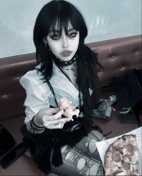 상사 on Instagram: “Twilight vibe Anyway ur lips r always sweet” Makeup Looks Cute, Gothic Make Up, Asian Goth, Dark Makeup Looks, Alt Makeup, Swag Makeup, Edgy Makeup, Cute Makeup Looks, Gothic Makeup