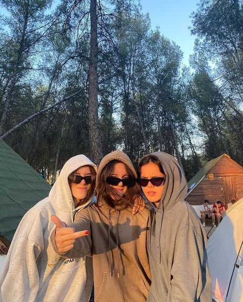 Camping Photos Friends, Camping Photo Ideas Friends, Camp Pictures With Friends, Girls Camping Trip Aesthetic, Cabin Pictures With Friends, Camp Photo Ideas, Aesthetic Camping Pictures, Camping Photoshoot Ideas, Camping With Friends Aesthetic