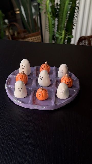 Fall Themed Clay Projects, Ceramic Ghost Diy, Halloween Things To Make Out Of Clay, Halloween Modeling Clay Ideas, Halloween Clay Art Ideas, Fall Clay Ideas For Kids, Halloween Airdryclay Ideas, Autumn Air Dry Clay Ideas, Polymer Clay Ghost Diy