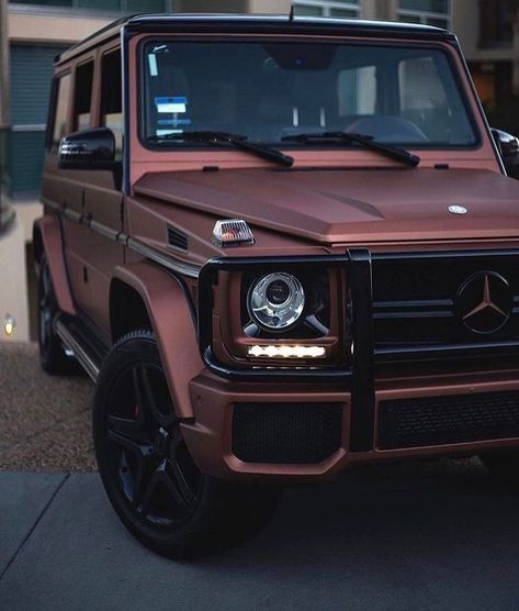 Gold Mercedes, Mercedes Auto, Wallpaper Hippie, Small Luxury Cars, Mercedes G Wagon, Benz G Class, Lux Cars, Benz Cars, Mc Laren