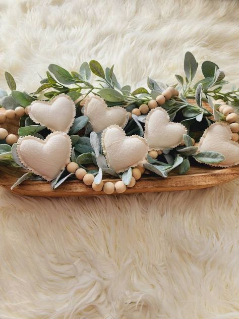 Neutral Valentines Decor, Rustic Valentine Decor, Farmhouse Valentine Decor, Valentines Mantle, Saint Valentin Diy, Valentines Bricolage, Boho Valentine, Valentine Centerpieces, Diy Valentine's Day Decorations