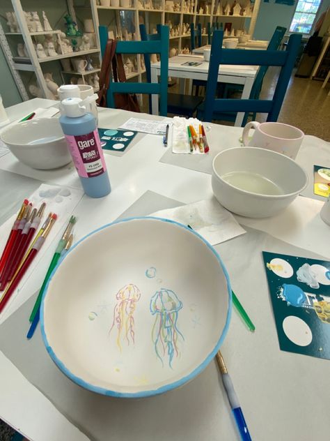 Octopus Pottery Painting, Aesthetic Painted Pottery, Ocean Pottery Ideas, Beach Pottery Painting, Ocean Themed Pottery Painting, Jellyfish Pottery Painting, Jellyfish Ceramics, Jellyfish Pottery, Pottery Painting Inspo Aesthetic