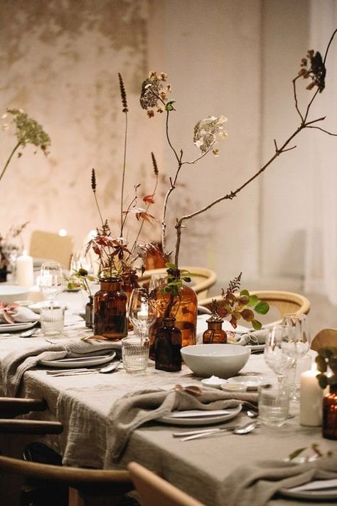 Banquet table set with brown glass bottles and long flowers Tafel Decor, Thanksgiving Tablescapes, Banquet Tables, Thanksgiving Table, Beautiful Table, Table Style, Decoration Table, Dinner Table, The Table