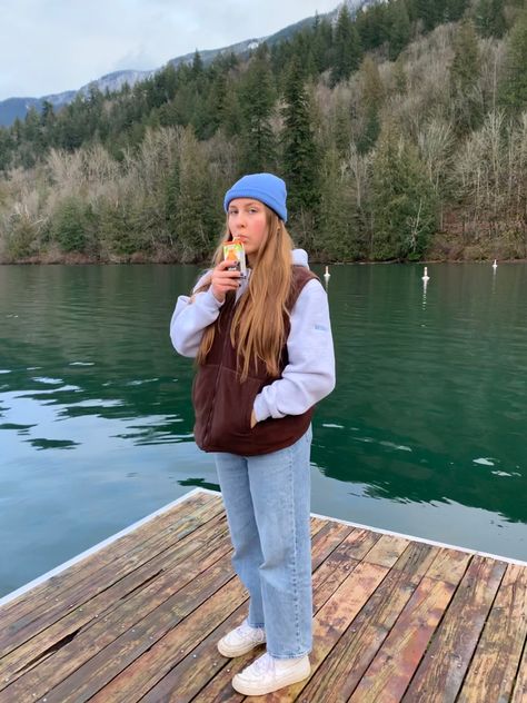 Fall Lake House Outfit, Fall Lake Day Outfit, Outfits For Camping Winter, Winter Outfits For The Mountains, Hike Outfits Winter, Tofino Outfit Fall, Beach Bonfire Outfit Winter, Cute Winter Mountain Outfits, Winter Outfits Alaska