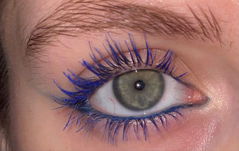 Make Up With Blue Mascara, Different Color Mascara, Makeup Ideas Colourful, Blue Mascara Looks Blue Eyes, Makeup With Blue Mascara, Blue Mascara Blue Eyes, Colored Mascara Looks, Blue Eyeliner Makeup Looks, Blue Mascara Looks