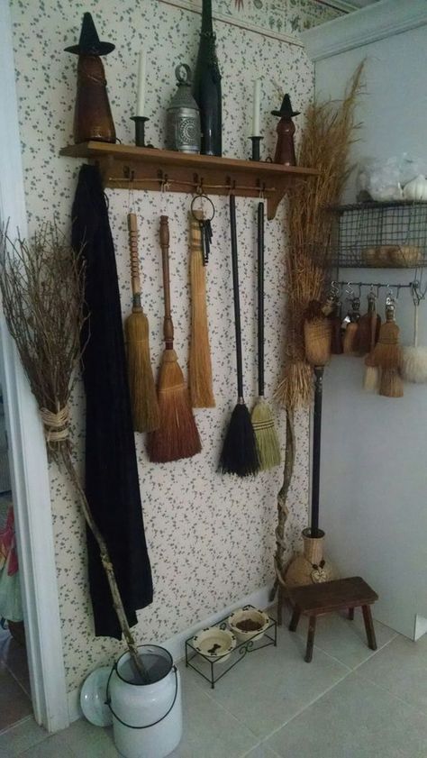 https://www.pinterest.fr/pin/333055334954726807/ My ko fi Witches House, Room Of One's Own, Witch Broom, Witchy Things, Halloween 2, Witch House, Witch Aesthetic, Forest House, Brooms