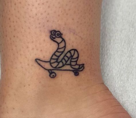 Cute Worm Tattoo, Inch Worm Tattoo, Earthworm Tattoo, Skateboard Tattoo Ideas, Worm Tattoo, Skate Tattoo, Skateboard Tattoo, Indie Tattoo, Bunny Makeup