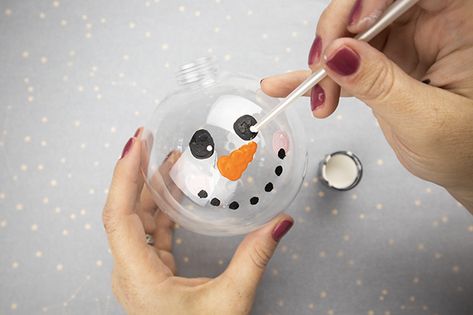 Snowman Craft Ornament, Diy Dollar Tree Snowman Crafts, Snowman Clear Ornament Craft, Dollar Tree Snowman Ornament, Snow Man Ornament Craft, Snowman Ball Ornaments, Snowman Ornaments Diy Tree Decorations, Clear Christmas Ornaments Diy, Snowman Ornaments Diy