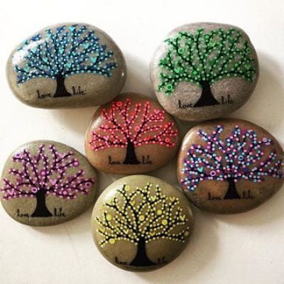 Seasonal Tree, Art Pierre, Painted Rocks Kids, Painted Rocks Diy, Rock Painting Ideas Easy, Rock Painting Patterns, Mandala Rocks, Dot Art Painting, Rock Painting Designs