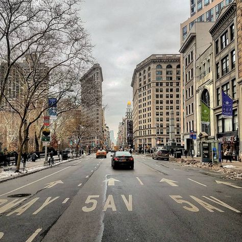 Wandering New York, Looking down 5th Avenue from 26th Street. Nyc 2000s, 5th Avenue Nyc, 5th Avenue New York, Dreamy Places, Down Town, 5th Avenue, New York Travel, Beautiful Places To Travel, Places To Travel