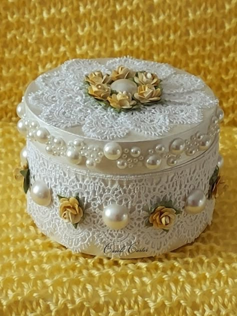 Diy Jewelry Box, Victorian Jewelry Box, Shabby Chic Scrapbooking, Popsicle Stick Crafts House, Tea Cozy Pattern, Shabby Chic Boxes, Diy Popsicle Stick Crafts, Diy Fabric Jewellery, Pretty Crafts