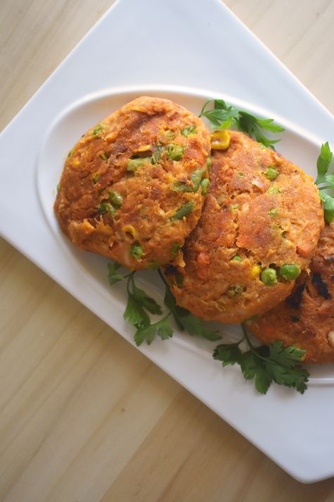 A delicious and quick option for lunch or dinner. #healthydinner #simple #lunch #tunapatties #fishcakes Pan Fried Sweet Potatoes, Recipes Sweet Potato, Tuna Patties Recipes, Tuna Patties, Simple Lunch, Filling Lunch, Recipes Sweet, Whole Eggs, Sweet Potato Fries