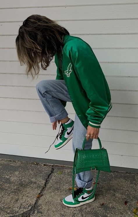 Nike Lucky Green Outfit, High Nike Dunks Outfit Woman, Green Dunks Outfit Woman, Green Nike Dunks Outfit, Green Nike Shoes Outfit, Green Jordans Outfit, Green Dunks Outfit, Lucky Green Outfit, Tenis Nike Jordan