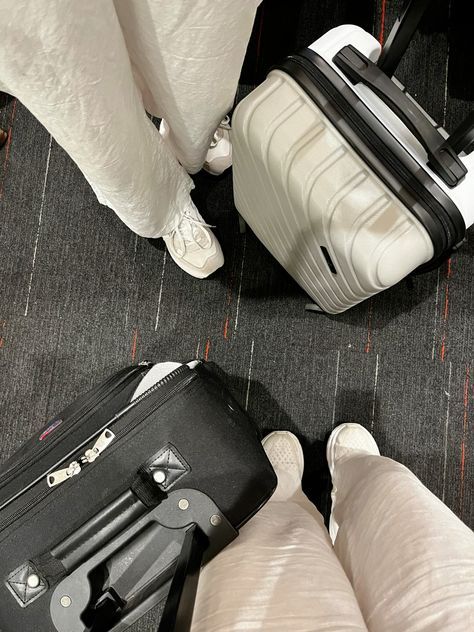 Suitcases Aesthetic, Airport Outfits Comfy, Airport Backpack, Ulzzang Au, Airplane Private, Travel Suitcase Aesthetic, Travel Aesthetic Airplane, Airport Suitcase, Clean Girl Fashion