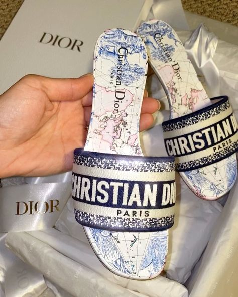 313 Likes, 2 Comments - Jaidi Finds (@jaidifinds) on Instagram: “#jaidifinds these limited edition and pretty much SOLD OUT everywhere @dior around the world…” Christian Dior Slides, Dior Flats, Dior Slides, Relaxed Outfits, Billionaire Life, Leather Bow Tie, Star Boy, Dior Paris, Dior Sandals