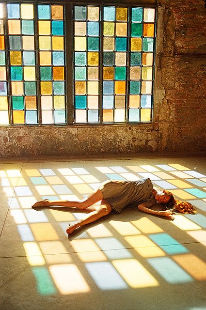 Windows Photography, زجاج ملون, Glass Blocks, Cool Ideas, 인물 사진, Stained Glass Art, On The Floor, Stained Glass Windows, The Floor