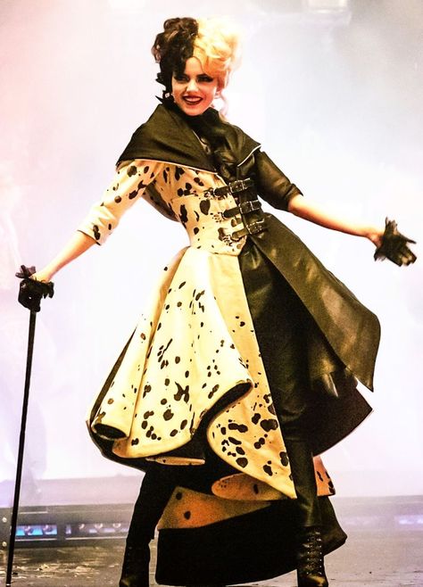 Cruella De Vil Costume Ideas, Emma Stone Outfit, Cruella Deville Costume, Cruella Costume, Future Costume, Disney Live Action Movies, Alice In Wonderland Tea Party Birthday, Queen Of Hearts Costume, Punk Looks