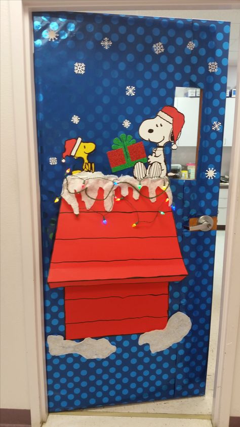 Snoopy and Woodstock xmas door Snoopy Christmas Door, Charlie Brown Christmas Decorations, Snoopy Christmas Decorations, Holiday Classroom Decorations, Snoopy Classroom, Christmas Dorm, Dorm Door Decorations, Diy Christmas Door Decorations, Door Decorations Classroom Christmas