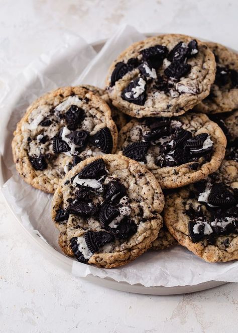 Aesthetic Oreo, Oreo Chocolate Chip Cookies, Cookie Aesthetic, Midnight Munchies, Bake Ideas, Oreo Stuffed Chocolate Chip Cookies, Crumble Cookie, Food Reference, Oreo Chocolate