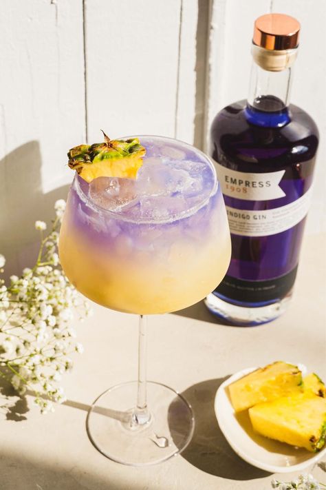 Pineapple Gin, Spring Punch, Empress Gin, Cocktail Glitter, Empress 1908 Gin, Mixology Recipes, Ginger Beer Cocktail, Cocktail Gin, Cocktail Maker