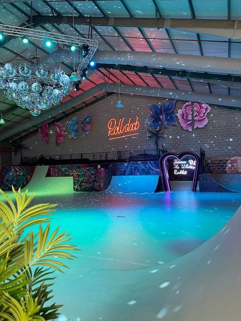 Roller Skating Business, Roller Skating Rink Exterior, Roller Skating Rink Design Ideas, Skating Rink Ideas, Roller Skating Rink Aesthetic, Roller Rink Aesthetic, Skating Rink Aesthetic, Skatepark Aesthetic, Indoor Ice Skating Rink