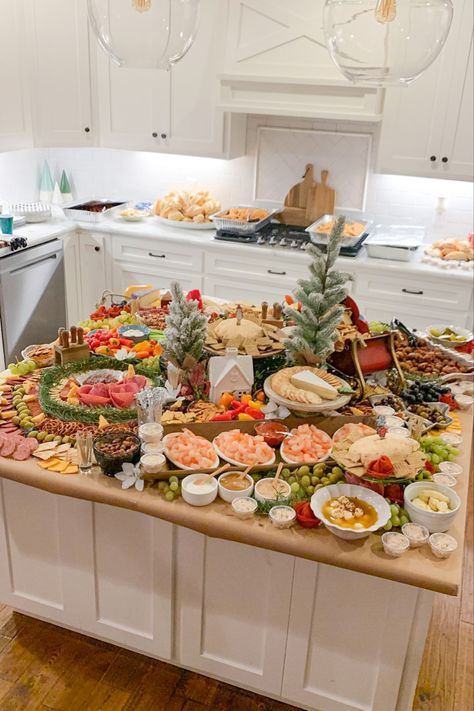 Hosting Christmas Dinner Food Party Ideas, Essen, Natal, Winter Hosting Food, Texas Themed Christmas Party, Family Christmas Event Ideas, Brunch Holiday Party, Easy Christmas Hosting Ideas, Xmas Hosting Ideas