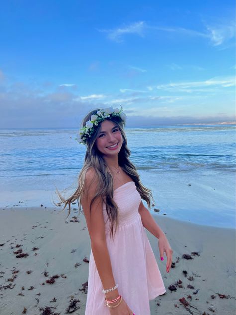 Beach Flower Crown, Flower Crown Birthday Party, Sweet 16 Beach Photoshoot, Birthday Beach Pictures, Beach Birthday Aesthetic, Flower Crown Photoshoot, Beach Birthday Photoshoot, Flower Crown Beach, Flower Crown Aesthetic