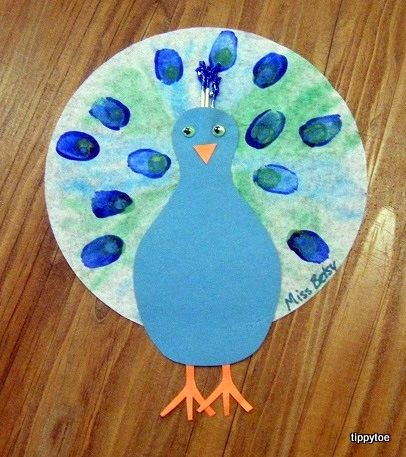 zoo crafts for toddlers | And that's our peacock craft! What do you think? Zoo Crafts, Zoo Animal Crafts, Peacock Crafts, Classe D'art, Preschool Projects, Alphabet Crafts, Bird Crafts, Daycare Crafts, Bird Theme