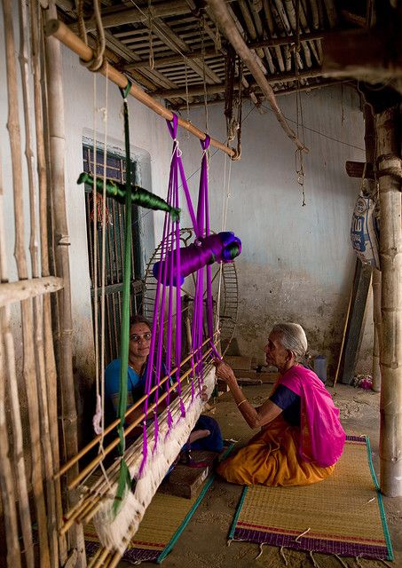 Women weaving on a traditional loom - Tamil Nadu - India Nature, Indian Handloom Weaving, Indian Miniatures, Mother India, Eric Lafforgue, Amazing India, Types Of Weaving, Handloom Weaving, Silk Weaving