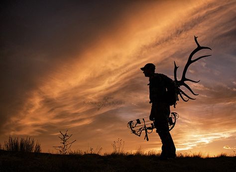 Senior boy bow hunting Bow Hunting Aesthetic, Dylan Aesthetic, Bow Hunting Girl, Dad Photoshoot, Hunting Senior Pictures, Levis Aesthetic, Hunting Aesthetic, Hoyt Archery, Whitetail Deer Pictures