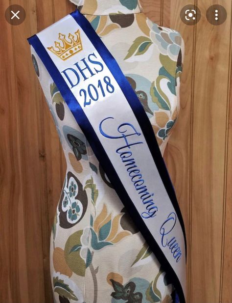 Diy Homecoming Sash, Pagent Sash, Sash Design Ideas, Homecoming Sashes, Homecoming Sash, Diy Sash, Prom Sash, Sash Design, Pageant Sashes