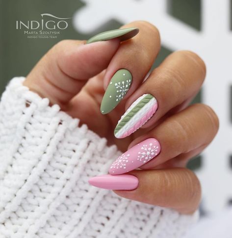 Pink Snowflake Nails, Nails Acrylic Christmas, Manicure 2023, Nail Designs Christmas, Nail Art Noel, Pink Snowflake, Pink Glitter Nails, Indigo Nails, Green Nail Designs