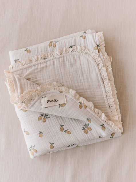 Muslin Fabric Ideas, Baby Blanket Sewing, Big Blankets, Diy Baby Blanket, Newborn Blanket, Beautiful Baby Blanket, Blanket For Baby, Simple Hand Embroidery Patterns, Baby Bells