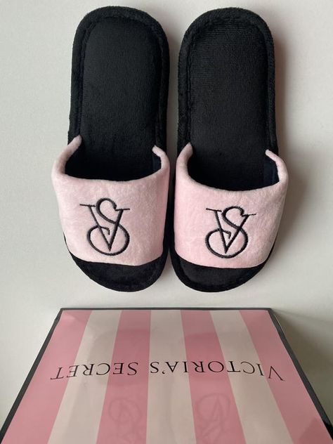 Victoria's Secret Slippers, Shoes For Women Winter, Vs Slippers, Viktoria Secret, Victoria Secret Slippers, Victora Secret, Victorias Secret Set, Y2k Background, Makeup Bag Essentials