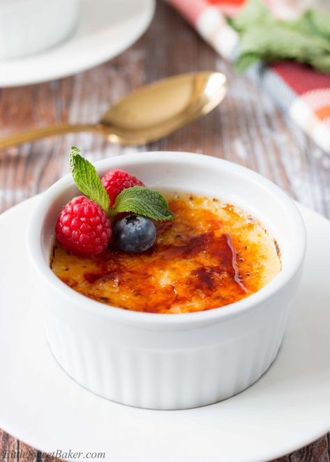 This incredibly easy creme brulee is rich and creamy with a wonderfully crunchy burnt-sugar shell. Easy Thanksgiving Dessert Recipes, Culinary Torch, Brulee Recipe, Creme Brulee Recipe, Thanksgiving Desserts Easy, Elegant Desserts, Creme Brulee, Favorite Desserts, Instant Pot Recipes