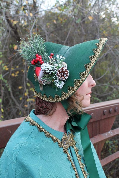 A Dickens Cloak and Bonnet for Under $20 is a tutorial with helpful tips and clear images designed to inspire readers to create their own. Diy Christmas Clothes, Victorian Cloak, Christmas Costumes Diy, Christmas Bonnet, Christmas Costumes Women, Diy Costumes Women, Costumes Couples, Costumes Diy, Victorian Hats