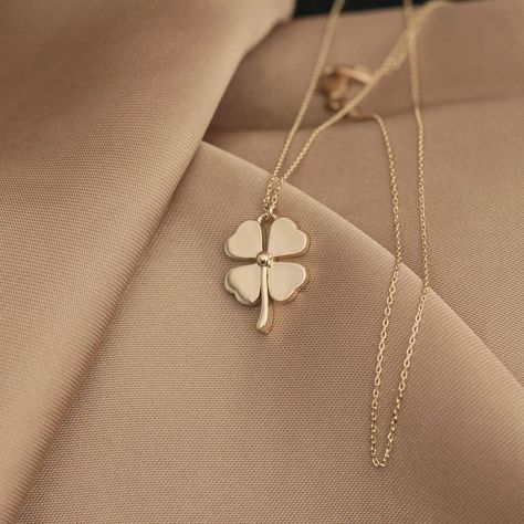 The clover pendant necklace is a timeless symbol of good luck and fortune. Its origins date back to the ancient Celts, who believed that the four petals of the clover represented the four elements: Earth, Fire, Wind, and Water. Wearing a clover necklace brings its wearer hope and prosperity.PROPERTİES• Made to Order.• Metal / Material: 14k Yellow Gold• Gold Color: Yellow Gold, Rose Gold, White Gold• Gem Stone: Zircon• Closure: Parrot Claps• Chain style: Force Chain• Elevator System Adjustable Le Fire Necklace, Elements Earth, Gold Pendent, Fire Jewelry, Locket Design, The Four Elements, Ancient Celts, Clover Jewelry, Fancy Jewelry Necklace