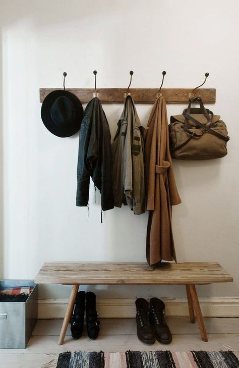 Wood Entry Bench with Hooks Above Decoration Hall, Apartment Entrance, Masculine Decor, Mudroom Organization, Diy Entryway, Decor Ikea, Studio Flat, Bedroom Studio, Boot Room