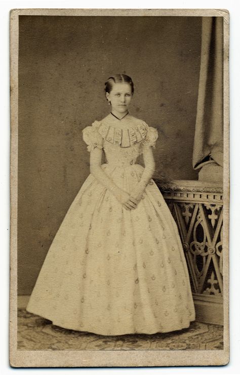 I bet this was a "coming out" ball photo. Victorian People, 1860s Fashion, Gaun Abad Pertengahan, 1860 Fashion, Antique Photography, Old Portraits, Portrait Vintage, Victorian Photos, Old Photography