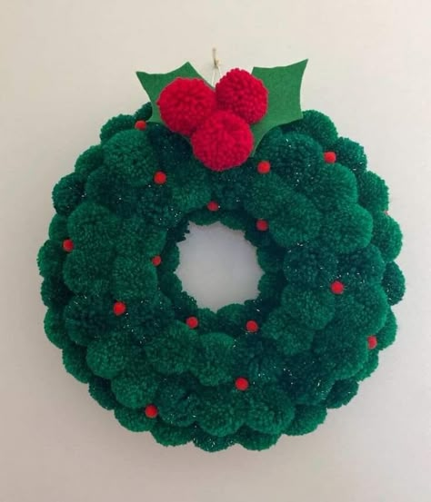 Christmas Pom Pom Wreath Ideas, Pom Pom Reef, Pom Pom Wreath Christmas, Pompon Wreath, Pom Pom Christmas Decorations, Pom Pom Christmas Wreath, Christmas Pom Pom Wreath, Christmas Pompom, Xmas Calendar