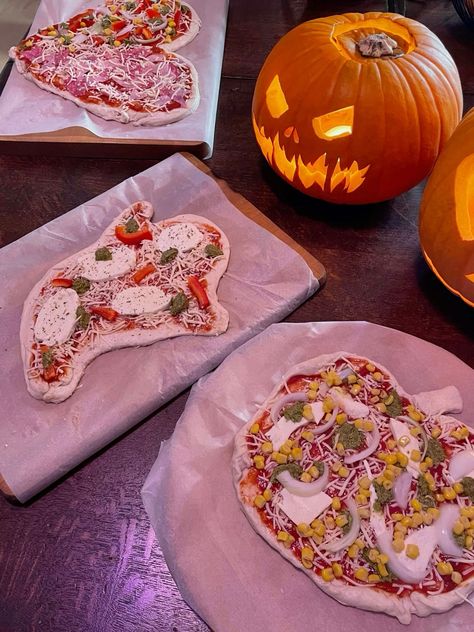 Halloween Pizza Night, Halloween Shaped Pizza, Ghost Shaped Pizza, Halloween Pizza Shapes, Pumpkin Pizza Halloween, Ghost Pizza Halloween, Spooky Pizza Ideas, Pumpkin Shaped Pizza, Halloween Pizza Ideas