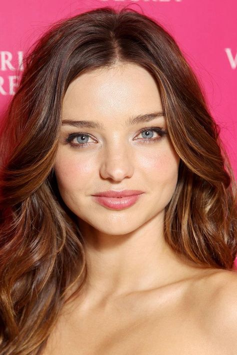 Natural but beautiful! Miranda Kerr Makeup, Miranda Kerr Hair, Heart Shaped Face Hairstyles, Brown Hair And Blue Eyes, Beautiful Lip Color, Wide Set Eyes, Miranda Kerr Style, Haircuts For Curly Hair, Heart Face Shape