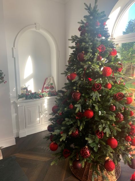 Christmas Tree With Roses Decoration, Red Roses On Christmas Tree, Baddie Christmas Tree, Red Baubles Christmas Tree, Roses In Christmas Tree, Christmas Tree With Red Roses, Roses On Christmas Tree, Red Rose Christmas Tree, Christmas Tree With Roses