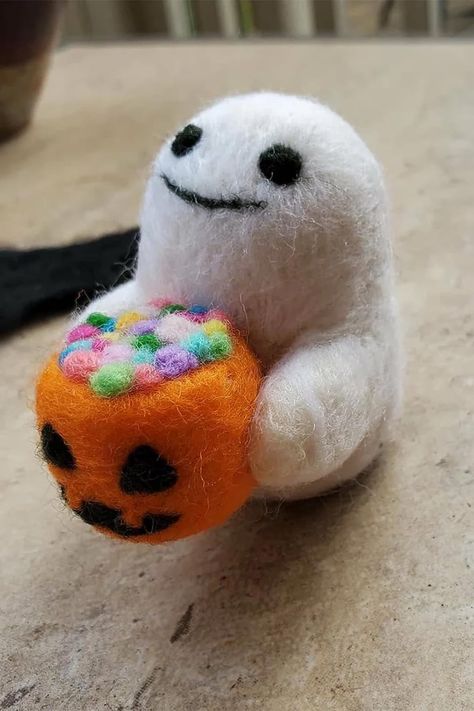 Halloween Needle Felting Projects, Halloween Felting Ideas, Needle Felt Halloween Decorations, Needle Felted Snake, Halloween Needle Felting Ideas, Needle Felted Halloween Ideas, Fall Needle Felting Ideas, Needle Felted Ghost, Needle Felt Halloween