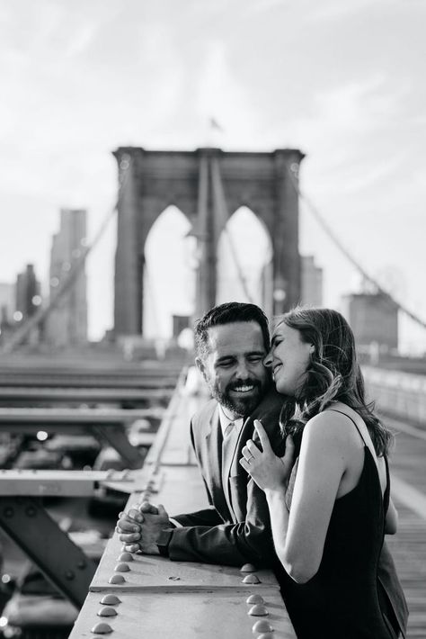 Couple Brooklyn Bridge, Brooklyn Bridge Family Photos, Brooklyn Bridge Wedding Photos, Couple On Bridge Photography, Brooklyn Bridge Picture Ideas Couple, Bridge Photoshoot Photo Ideas Couple, Brooklyn Bridge Couple Photoshoot, Dumbo Couple Photoshoot, Couple Poses Bridge