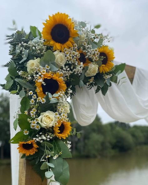 Wedding Sunflowers Decoration, Sunflower Ceremony Arch, Sunflower Alter Wedding, Wedding Flower Arrangements With Sunflowers, Sunflower Wedding Venue Ideas, Emerald Sunflower Wedding, Sunflower Eucalyptus Centerpiece, Emerald Green Sunflower Wedding, Sunflower Wedding Arbor