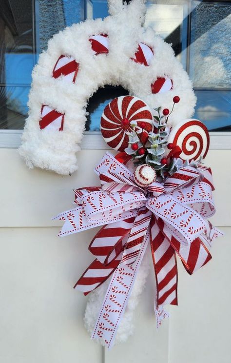 Candy Cane Wreath Ideas, Yarn Candy Cane, Candy Cane Wreaths, Chunky Yarn Wreath, Candy Cane Wreath Diy, Winter Wreath Diy, Candy Cane Wreath, Winter Craft, Yarn Wreath